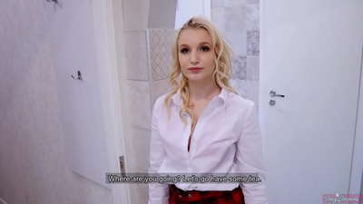 יונג קאָלעגע מיידל טשיץ אויף איר בויפרענד מיט זיין פרייַנד | פּאָוו און קום ין איר לאָך!